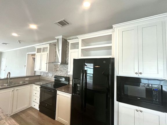 4th image of 302 Heritage Blvd