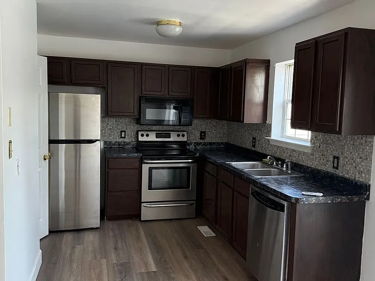 53 Mall Rd — Photo 8