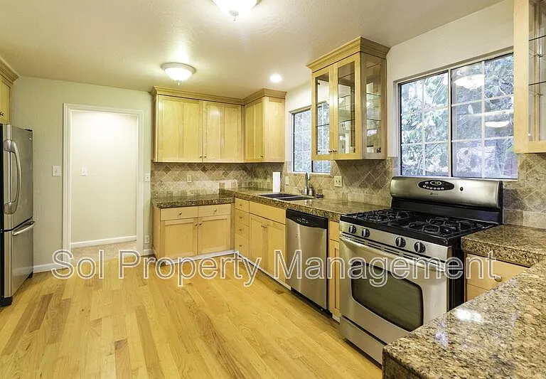 153 Pine Ave — Photo 3