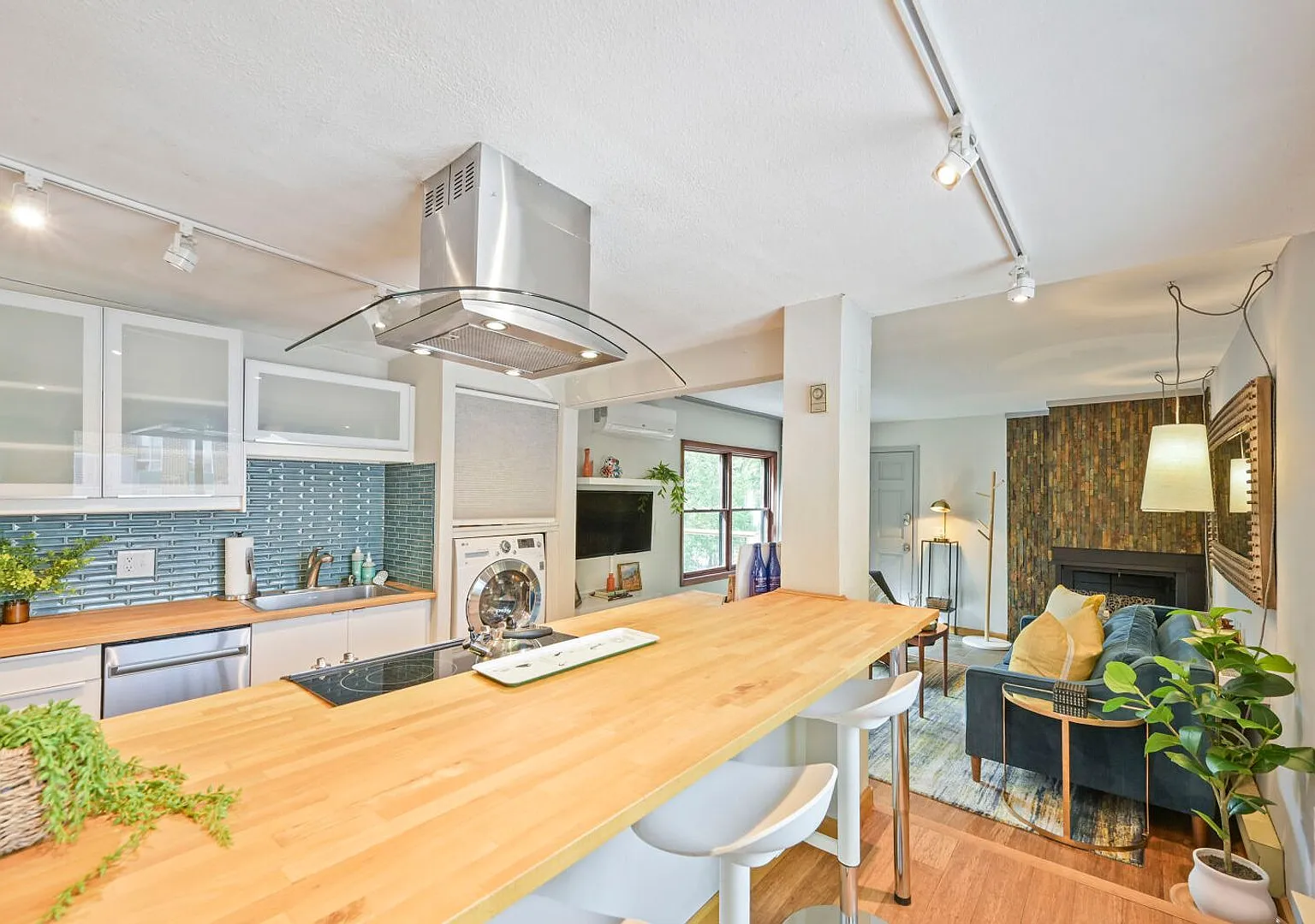 Cozy Top-Floor 2BR | Mountain Balcony Retreat — Photo 1