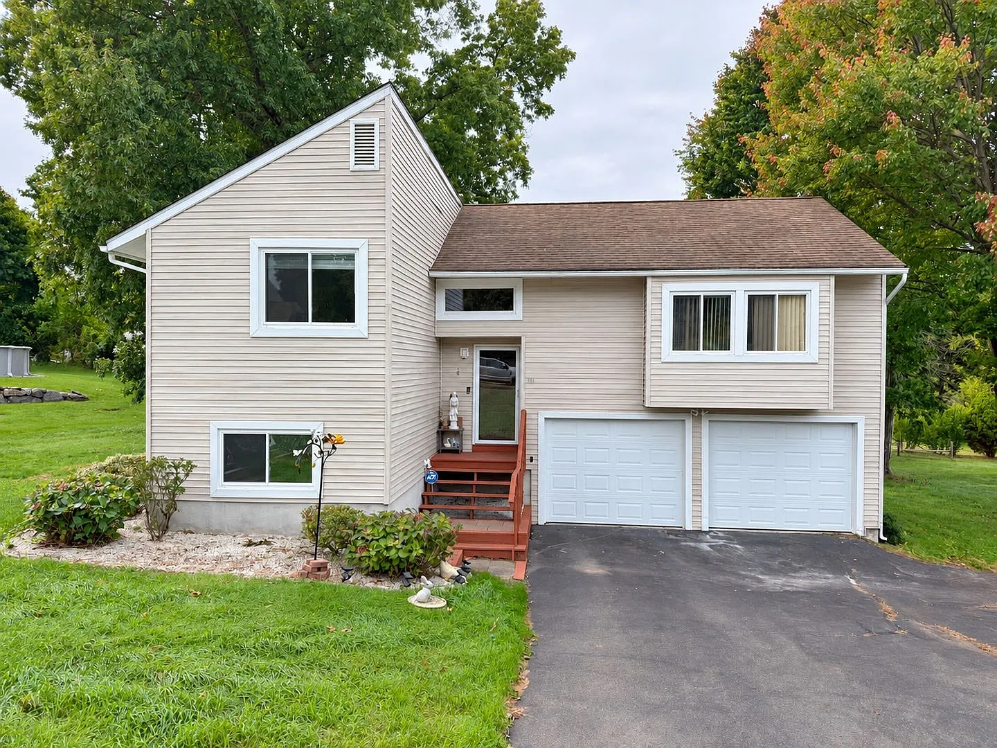 Fully Furnished South Windsor Contemporary House — Photo 1