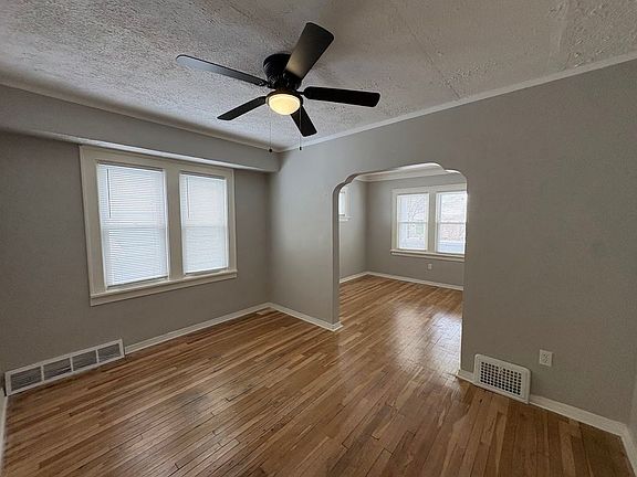 3rd image of 10118 Russell Ave #10116