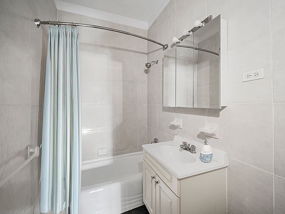 5th image of 215 W 101st St #8L