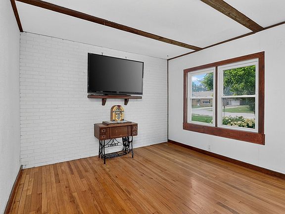 4th image of 10307 Dickens Ave