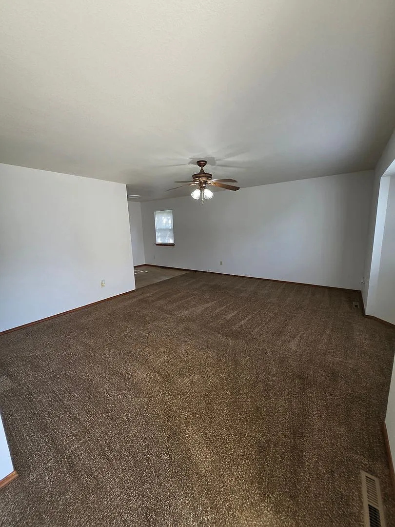 3 Bedroom 2 Bath Duplex. 1 Car garage. — Photo 3
