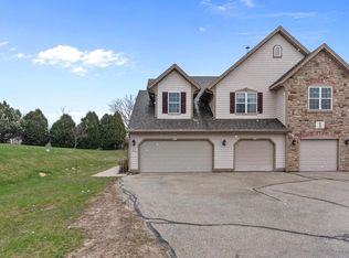 2010 W Vista Bella Dr, Oak Creek, WI 53154