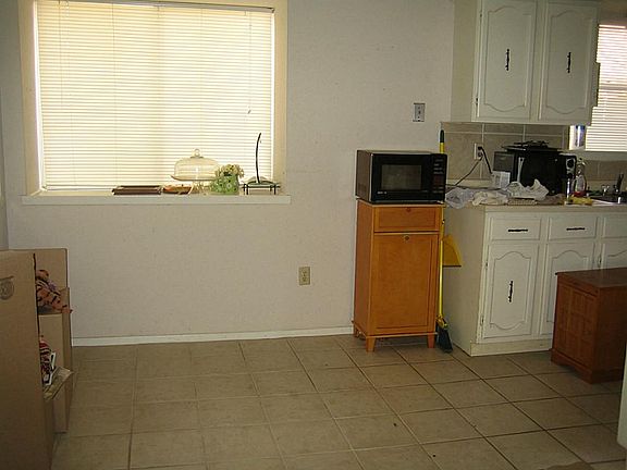 Breakfast room also ha a tile floor and a window  to put your plants on.