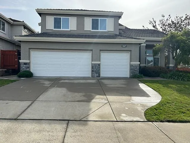 4 bed, 2.5 bath, 2604 sqft, $3,700 — Photo 2