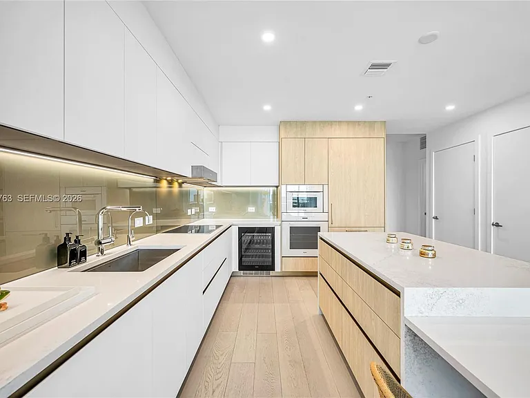 9201 E Bay Harbor Dr #Penthouse 809 — Photo 45