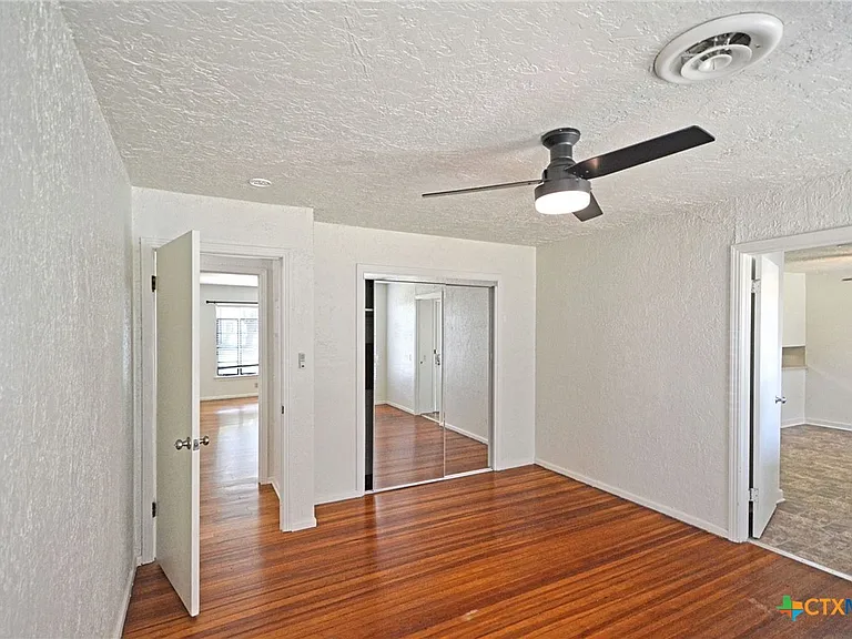 268 E Mill St — Photo 18