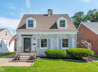 1776 Hampton Rd, Grosse Pointe Woods, MI 48236