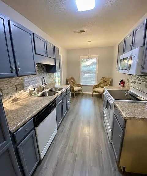 Kitchen/Dining Area