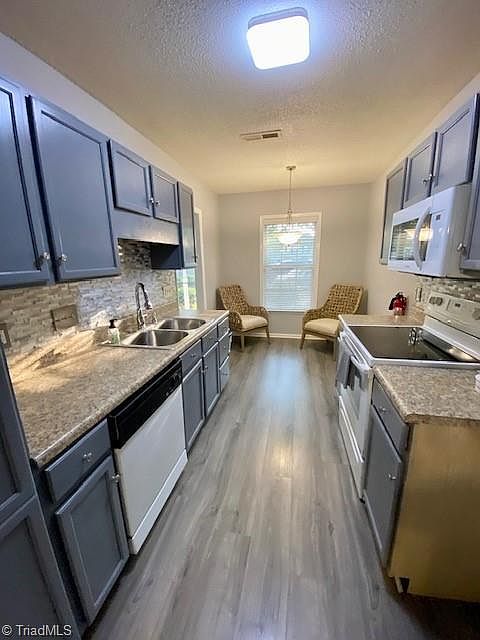 Kitchen/Dining Area