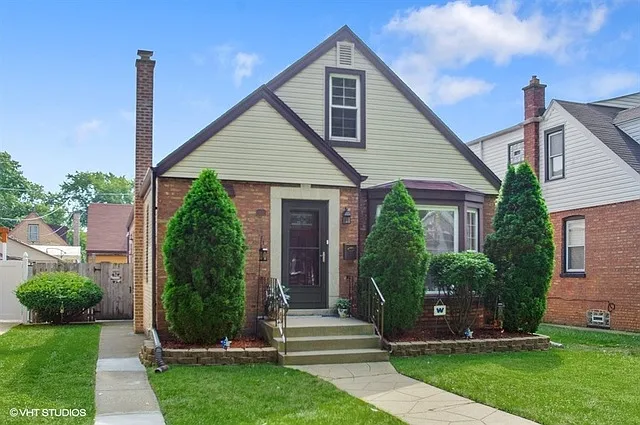 3245 N Plainfield Ave photo 1