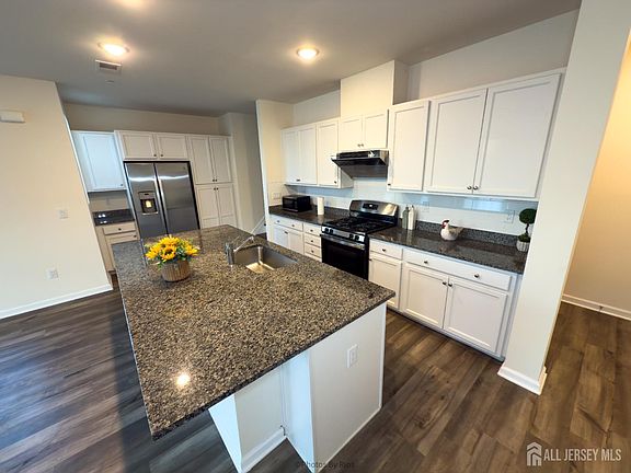 5th image of 246 Park Ln