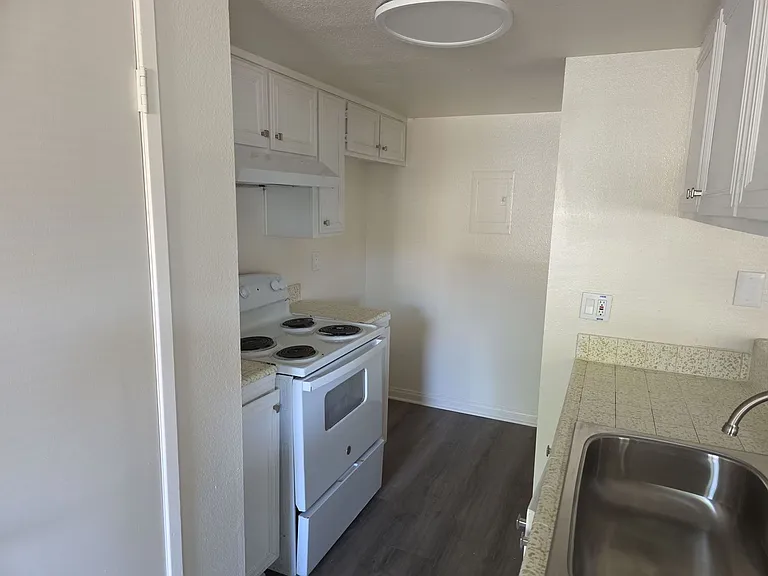 2646 Tiller Ave — Photo 8