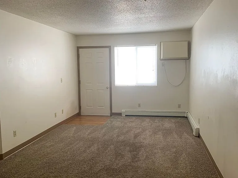 Dakota E & W Apartments — Photo 31