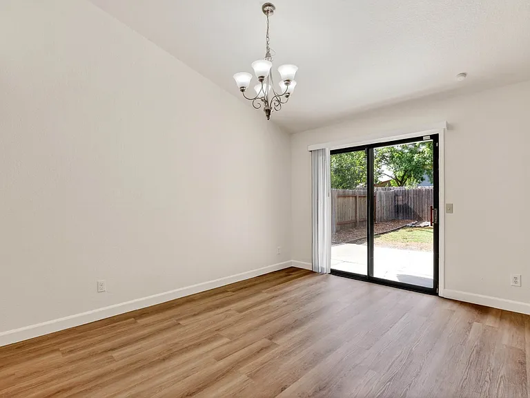 5213 Laguna Park Dr — Photo 10