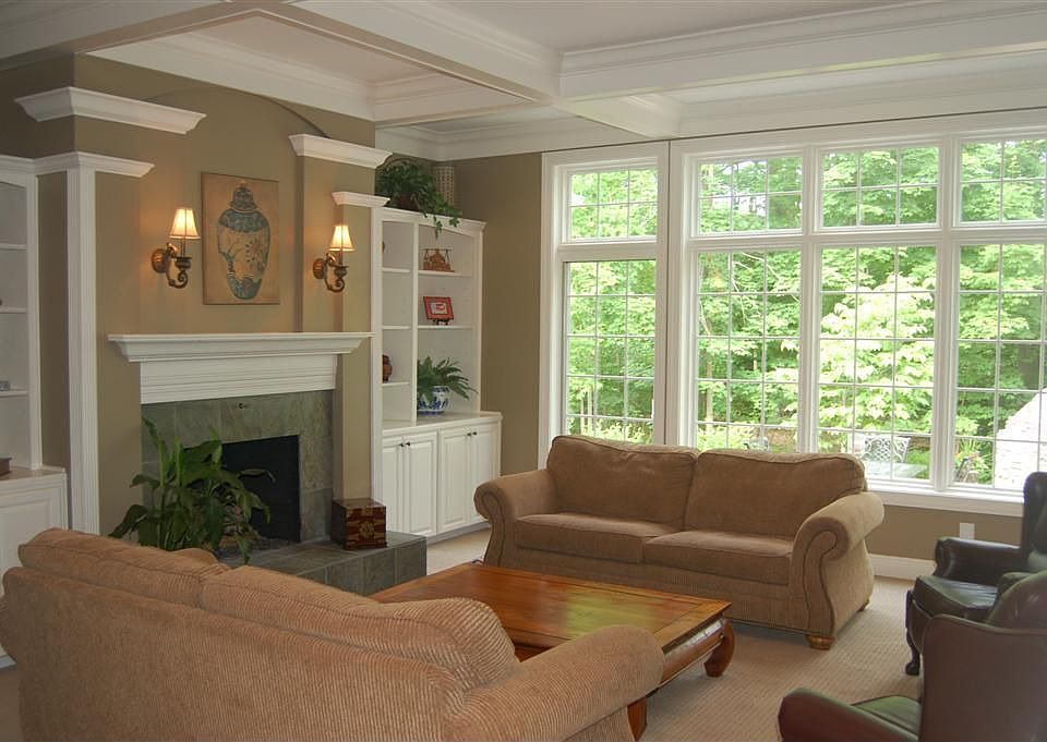 1st image of 7596 Capilano Dr