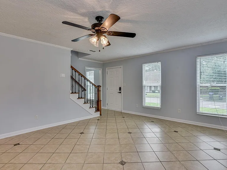 2211 Pleasant Dr — Photo 8