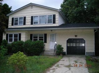 28 Park Ave, Shirley, NY 11967