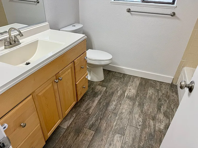 Stunning Custom Duplex-TH w/view deck — Photo 13