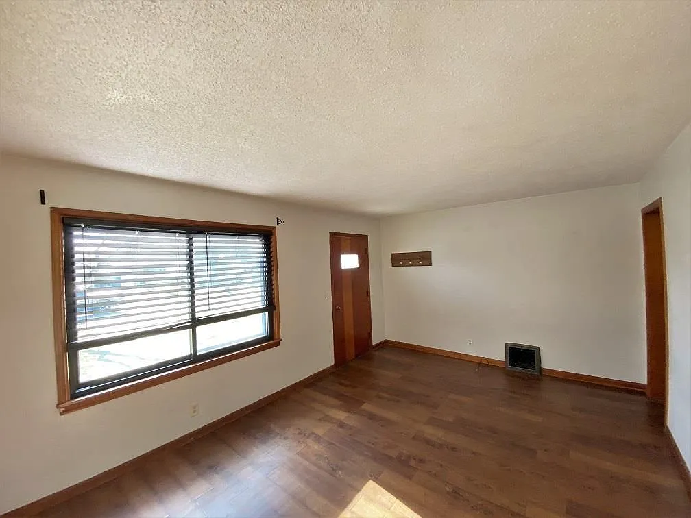 3 bed, 1.0 bath, 1112 sqft, $1,300 — Photo 2