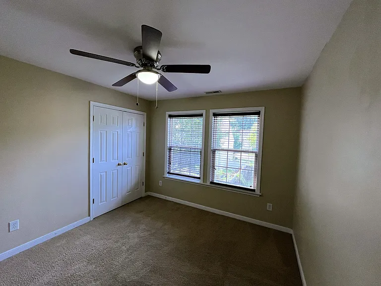 410 Queensbury Ln — Photo 18
