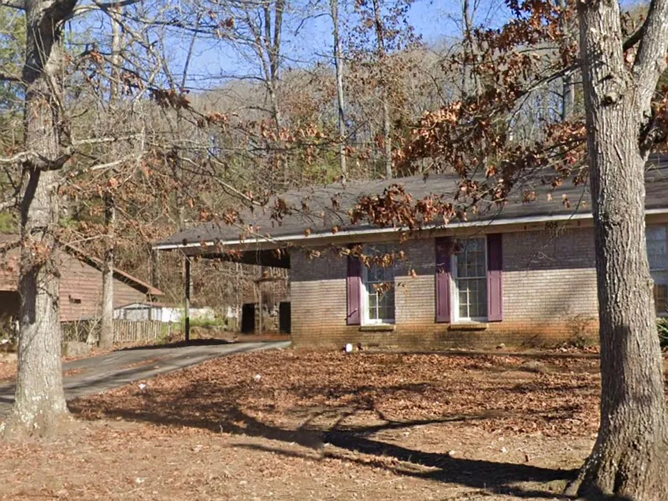 505 Chateau Dr SE
