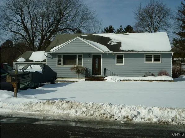 102 Robinhood Ln, Camillus, NY 13031