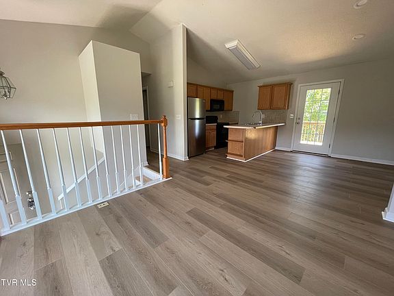 4th image of 1072 Meadow Creek Ln