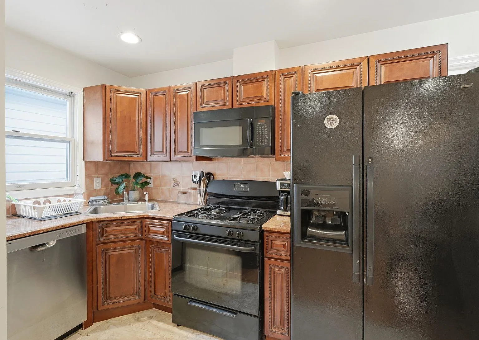 3 bed, 2.0 bath, 1000 sqft, $2,350 — Photo 4