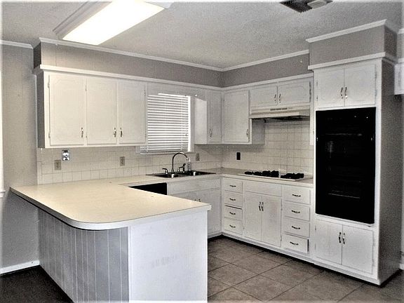 2nd image of 1612 Chatsworth Dr