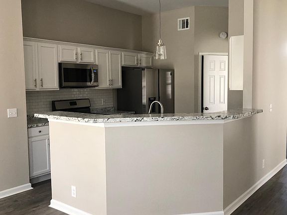 5th image of 806 Lantana Ln