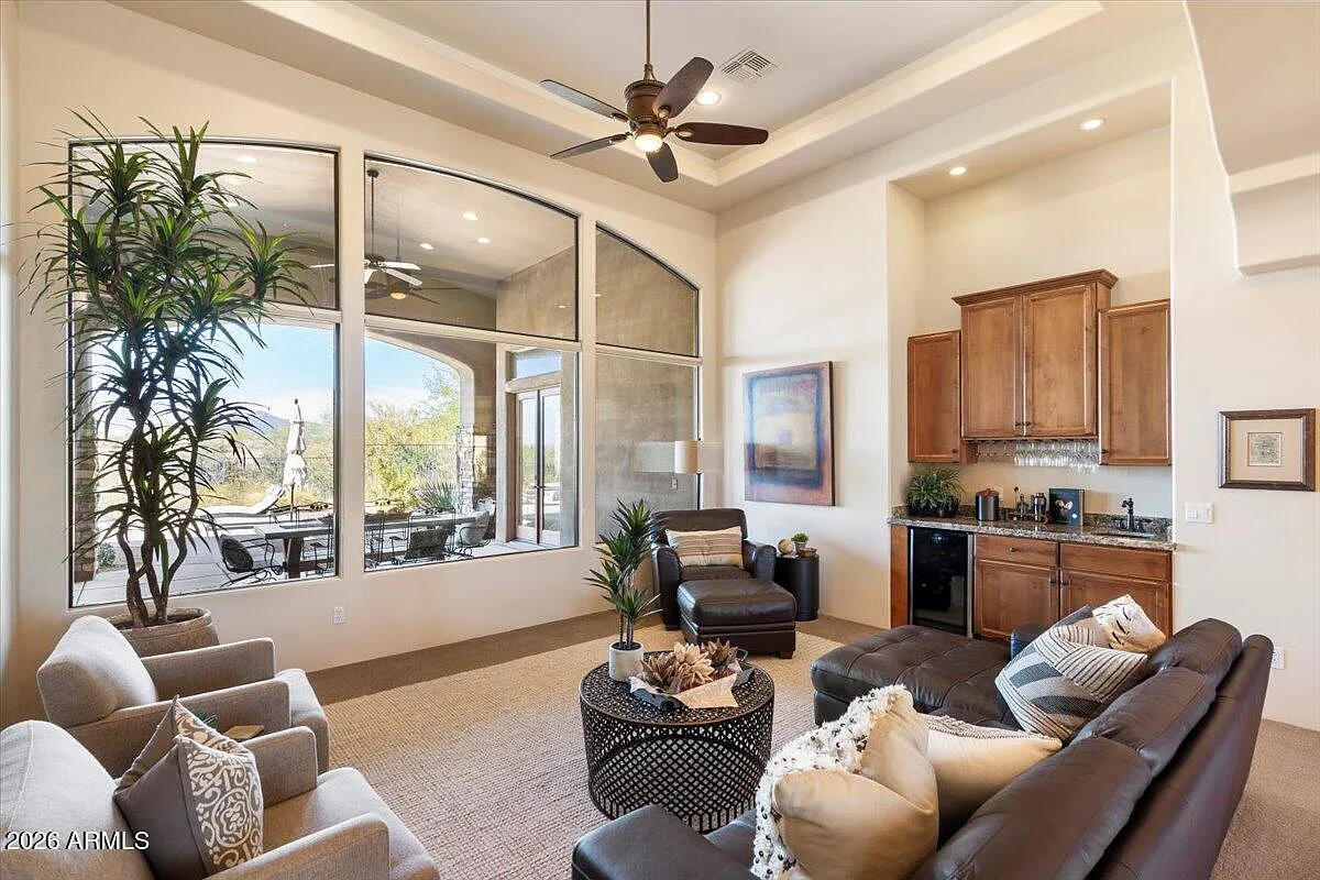 4 bed, 4.5 bath, 4240 sqft, $6,000 — Photo 3