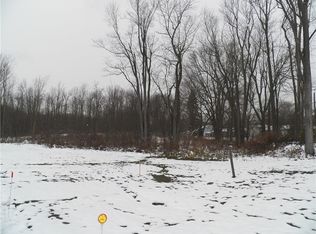 7 Foxwood Trl, Gates, NY 14606