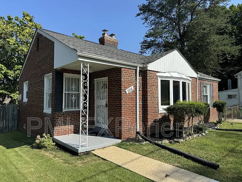2 bed, 1.0 bath, 972 sqft, $2,000 — Photo 2