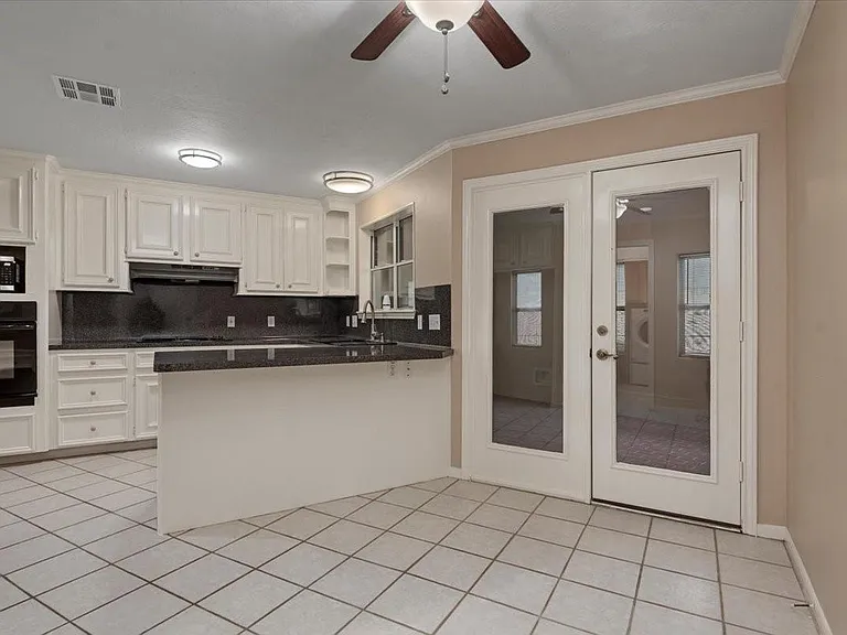 14151 Buckingham Ln — Photo 7