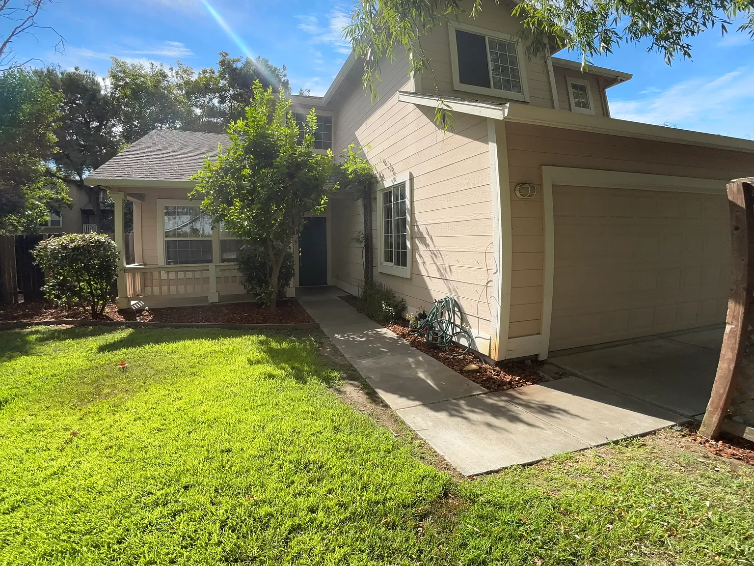 5 bed, 2307 sqft, $4,395 — Photo 2