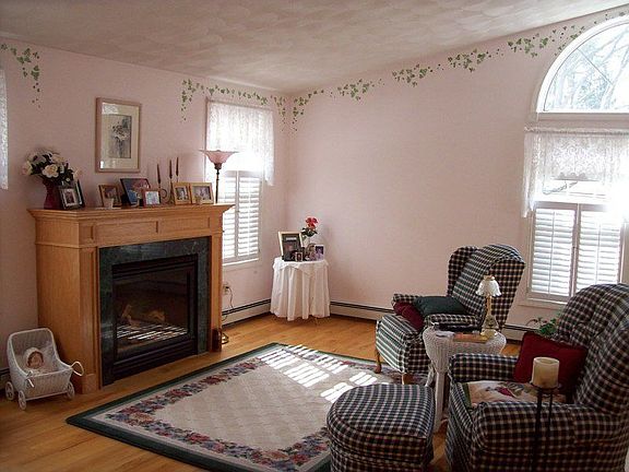 Mstr. Bdrm. w/gas fireplace