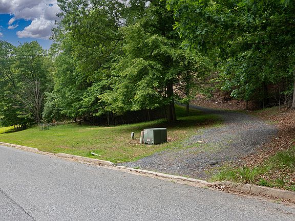 4th image of Robindale Ct
