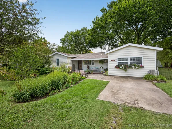 225 S Locust St, Oologah, OK 74053