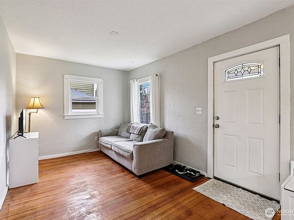 3rd image of 1820 SE 6th Avenue