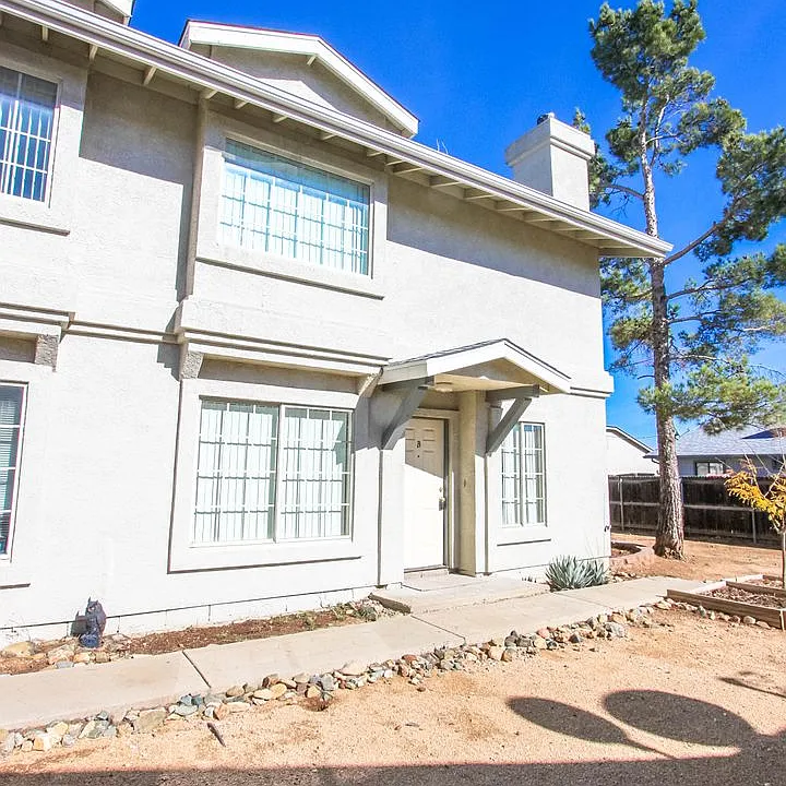 3249 N Hedgewood Dr