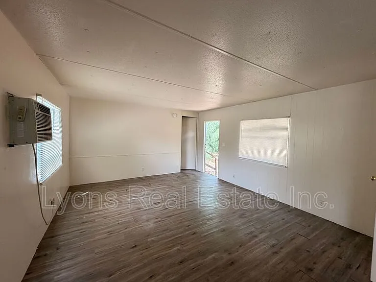 8146 Tolles Dr — Photo 2
