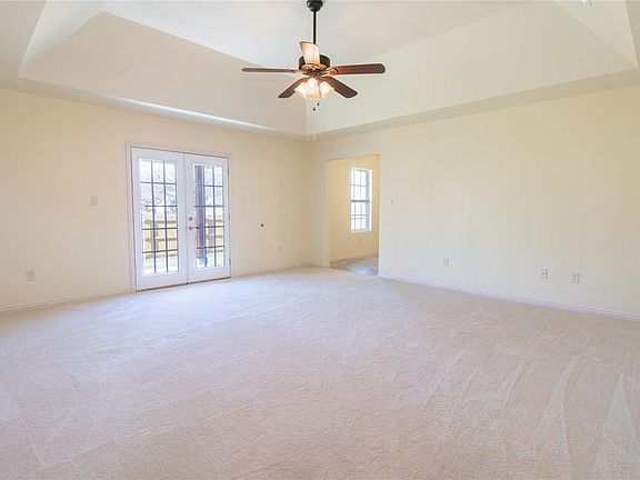 4th image of 300 N Oak Ln