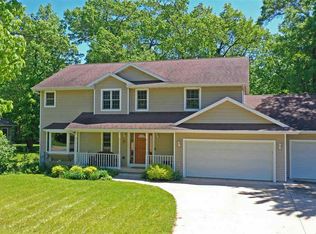 805 Woodland Cir, Waupaca, WI 54981