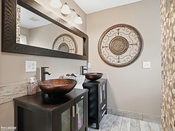4th image of 50494 Commons Dr