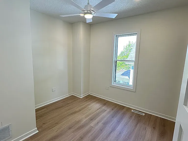 152 Winifred St W #2 — Photo 4