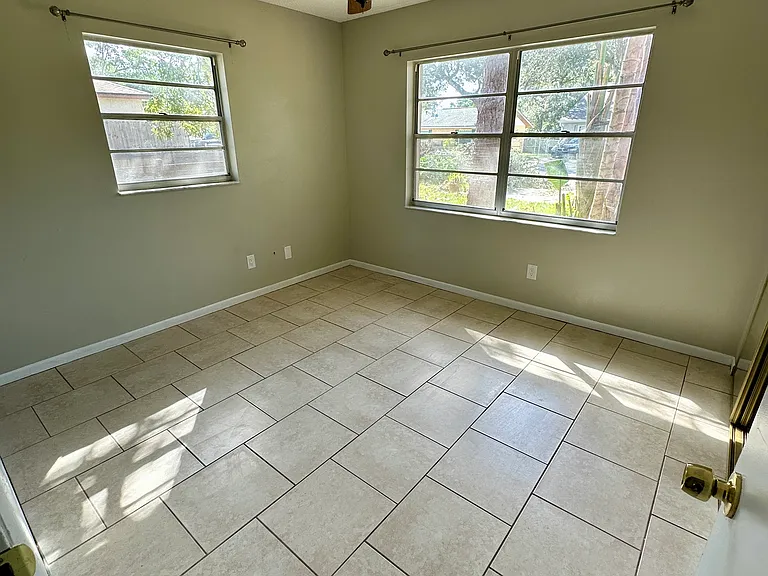 1109 E Rohe St #A — Photo 4